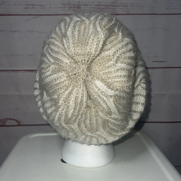 *SOLD ON DEPOP Calvin Klein cream and gold signature knit beanie hat - Picture 3 of 7